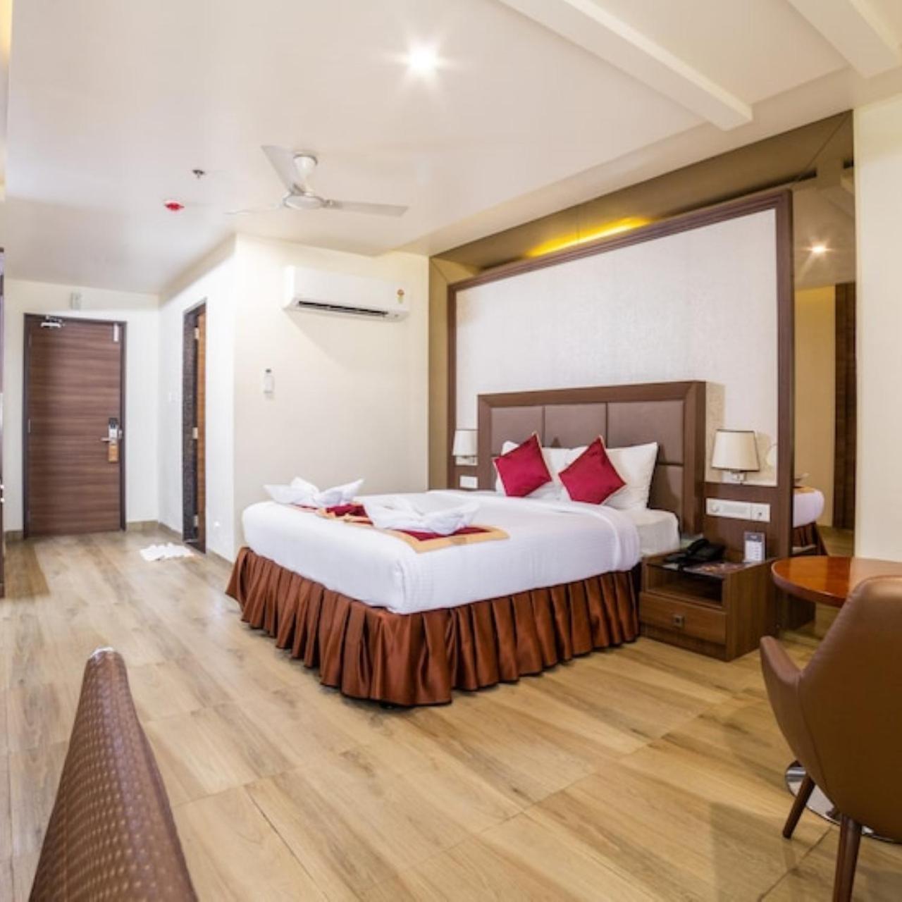 Hotel Svm Grand Medipally Hyderabad Exteriör bild