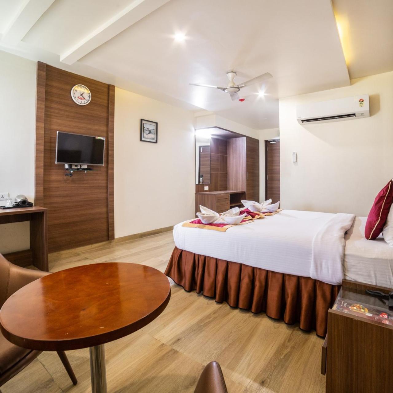 Hotel Svm Grand Medipally Hyderabad Exteriör bild