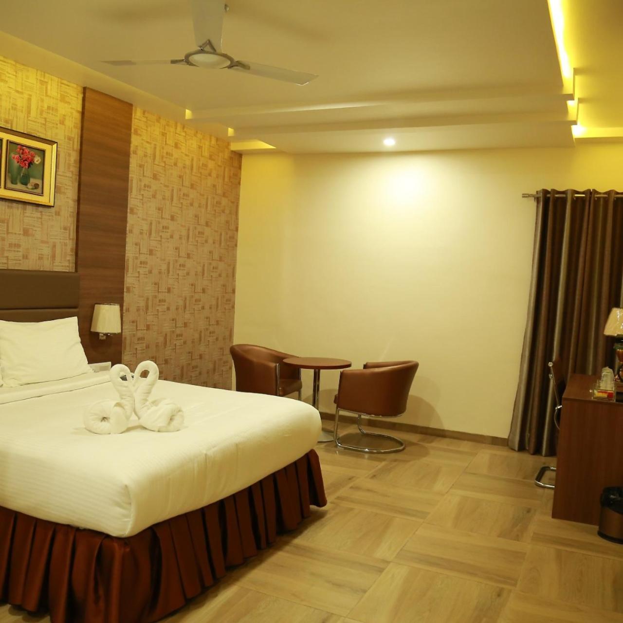 Hotel Svm Grand Medipally Hyderabad Exteriör bild